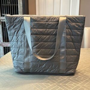 Hi Love Travel Puffer Tote Bag with Zipper Pockets in Shimmer Gray EUC